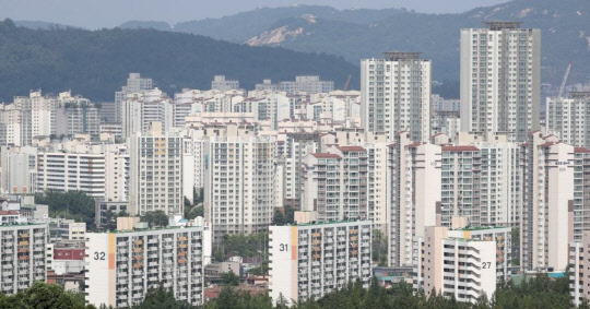 올해 아파트 전세난이 더 심해질 전망인 가운데, 마포구 일대 아파트의 전셋값이 신고가를 경신하고 있다. 사진은 서울 마포구 일대 아파트 단지 모습. <연합뉴스>